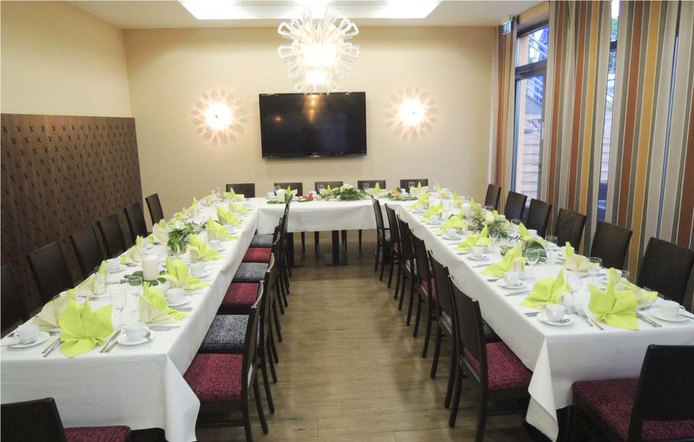 Raum mit gedeckten Tischen